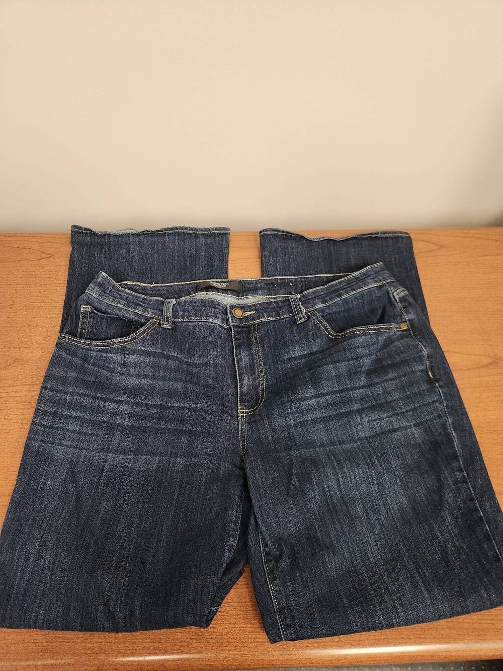Simpley Vera, Vera Wang 16W jeans. Measures approx 38 waist, 29 inseam and 10 ri